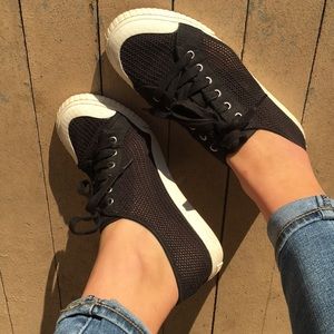 Black knit tennis shoes